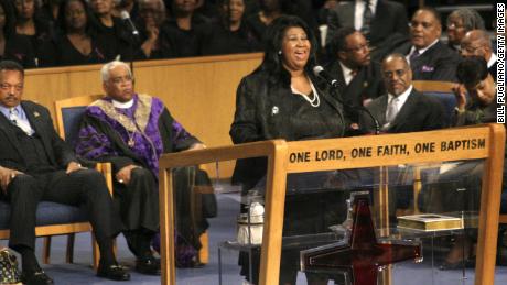 Franklin canta na pioneira dos direitos civis Rosa Parksapos; funeral em 2005.