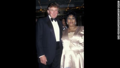 La legendaria cantante Aretha Franklin y el futuro presidente, Donald Trump, asisten a la gran inauguración del Trump International Hotel and Tower el 19 de mayo de 1997 en Nueva York.