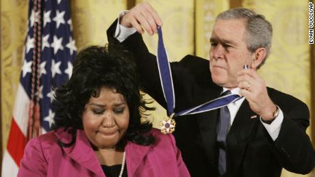 O Presidente Bush apresenta a Medalha Presidencial da Liberdade a Aretha Franklin a 9 de Novembro de 2005. O prémio é a mais alta honra civil da naçãoapos, e reconhece um serviço excepcional de mérito.