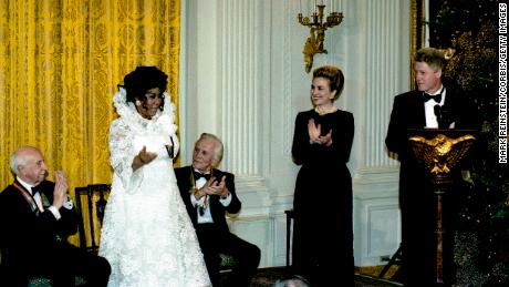 Franklin é aplaudido pelos colegas galardoados com o Kennedy Center Honors Awards, bem como pela ex-primeira dama Hillary Clinton e pelo Presidente dos EUA Bill Clinton a 4 de Dezembro de 1994.