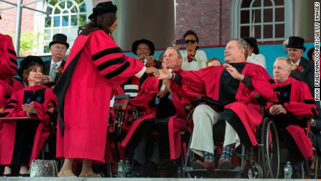 El ex presidente George H.W. Bush felicita a Franklin después de que se le concediera un doctorado honorario en la graduación de la Universidad de Harvard el 29 de mayo de 2014.