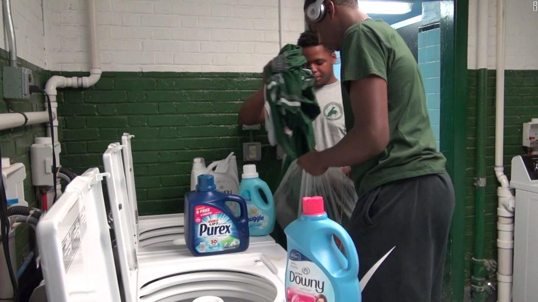 When students were bullied because of dirty clothes, a principal installed a free laundromat at school