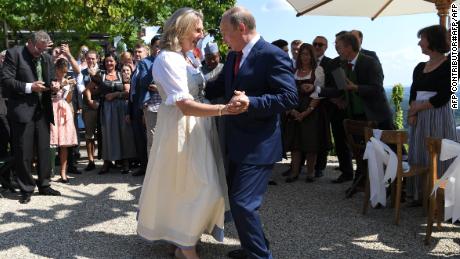 Putin Makes Flying Visit To Austrian Foreign Minister S Wedding Cnn