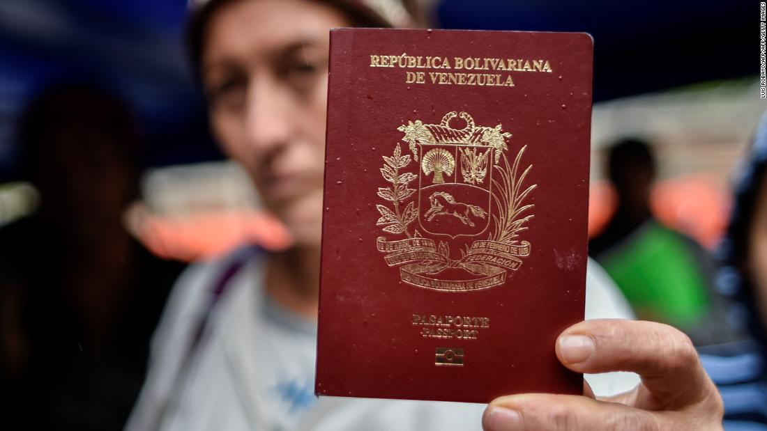 La odisea para obtener un pasaporte en Venezuela - CNN Video