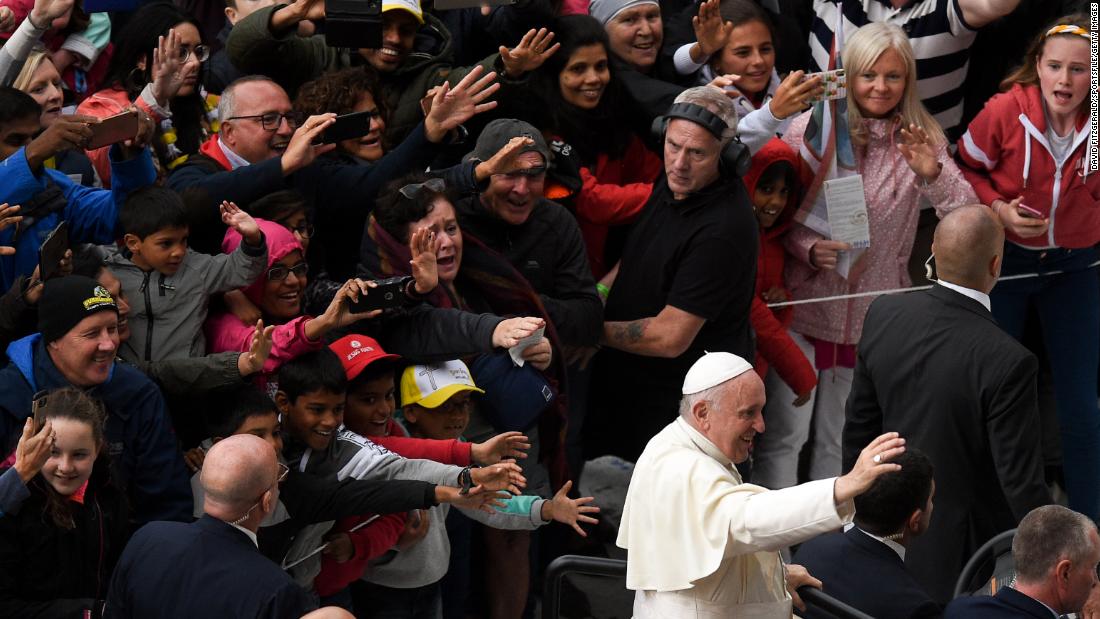 A crowd reacts to Pope Francis&#39; arrival for the Festival of Families.