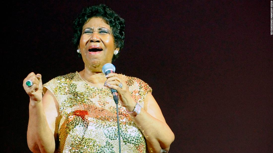 Fans gather to view Aretha Franklin's body in Detroit - CNN