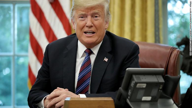 WASHINGTON, DC - AUGUST 27: U.S. President Donald Trump speaks on the telephone via speakerphone with Mexican President Enrique Pena Nieto in the Oval Office of the White House on August 27, 2018 in Washington, DC. Trump announced that the United States and Mexico have reached a preliminary agreement on trade. (Photo by Win McNamee/Getty Images)