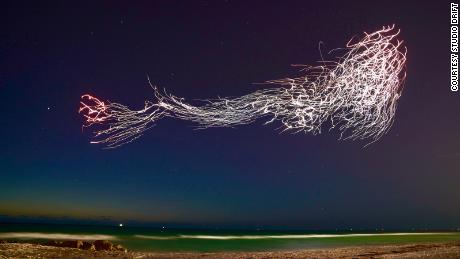 Playful Sund og rask menneskemængde A swarm of drones lights up the night's sky - CNN Video