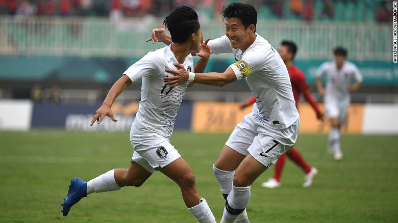 Son Heung-min (right) and his teammates can avoid national service if they win the Asian Games.