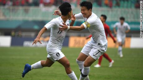 South Korea&#39;s Lee Seung-woo (L) celebrates with teammate Son Heung-min (R) after scoring against Vietnam.