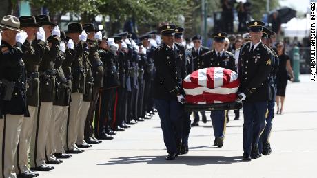 Mourner recounts 'extraordinary' encounter with John McCain 