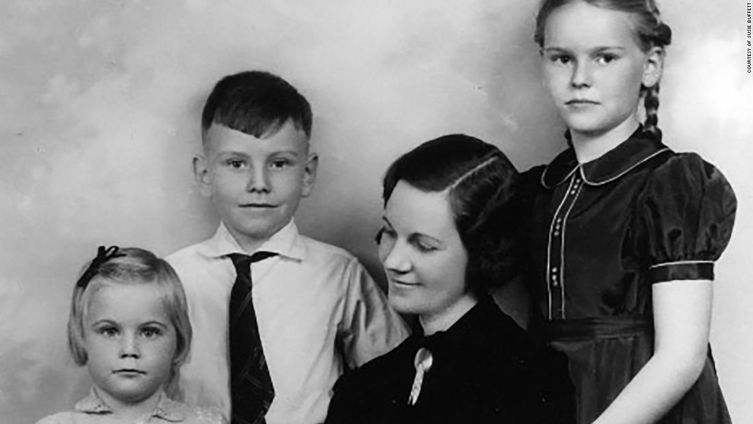 Laila Buffett poses with her three children -- from left, Roberta, Warren and Doris. 