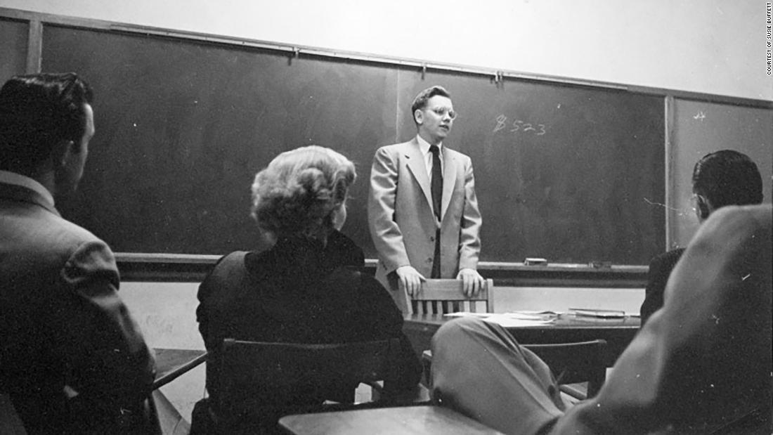 Buffett teaches a class at the University of Nebraska-Omaha.