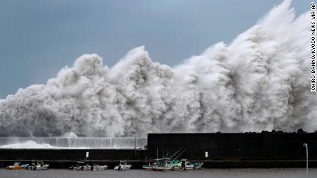 Typhoon Jebi lashes Japan