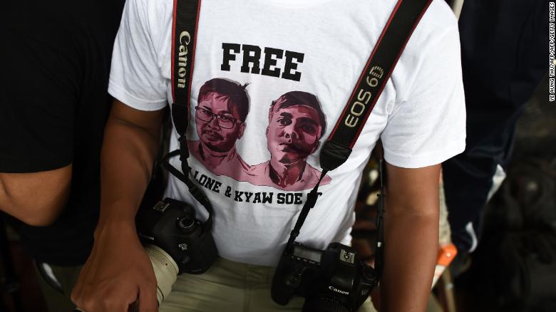 A journalist, wearing a T-shirt urging authorities to free detained Myanmar journalists Wa Lone and Kyaw Soe Oo, waits at a court in Yangon on August 27, 2018. 