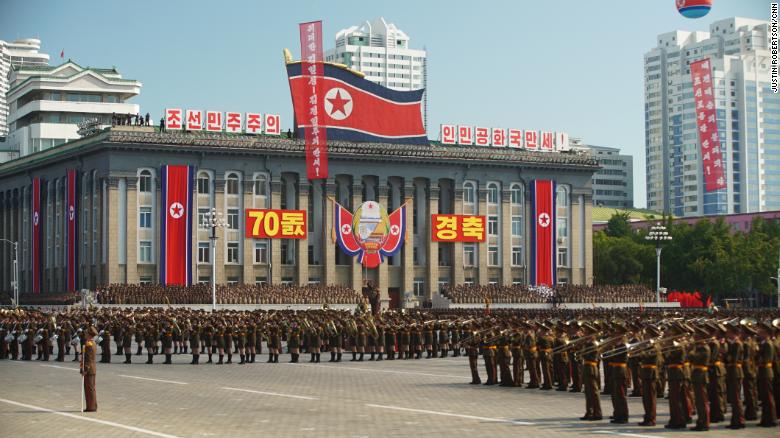 Soldiers inside North Korea&#39;s Kim Il Sung square.
