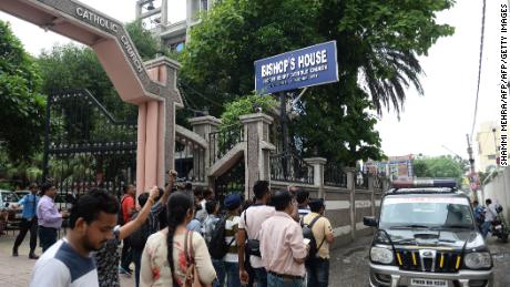 Indian media persons gather around police vehicle in front of Bishop&#39;s house to cover the Kerala state police investigation in relation to bishop Franco Mulakkal alleged sexual assault to a nun, in Jalandhar on August 13, 2018. (Photo by SHAMMI MEHRA / AFP)        (Photo credit should read SHAMMI MEHRA/AFP/Getty Images)