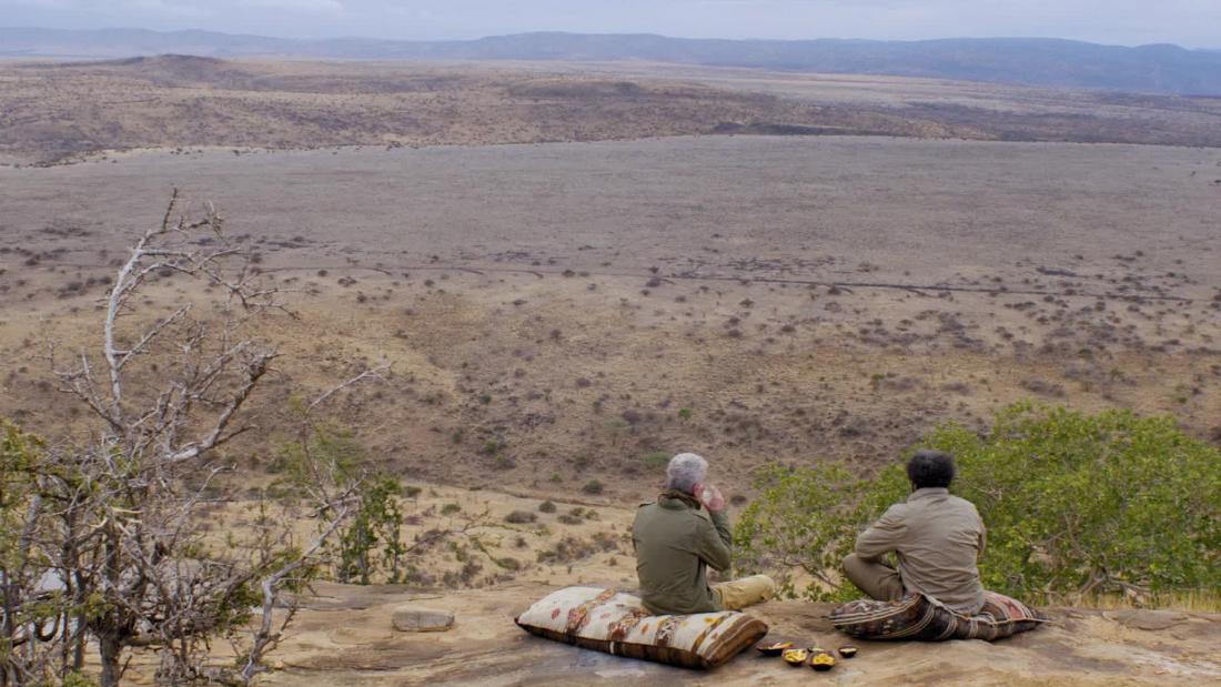 Kamau and Bourdain discuss colonialism on a hilltop in Kenya (2018) – CNN Video