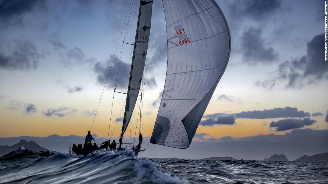 In the creeks of Marseille at sunset, Piérik Jeannoutot captured a boat and her crew during the SNIM regatta.