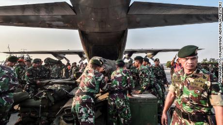 Des soldats indonésiens chargent des fournitures d'urgence dans un avion militaire sur une base à Jakarta, capitale de l'Indonésie, avant de se rendre à Palu le 29 septembre.