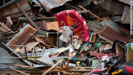 mężczyzna szuka swoich rzeczy w ruinach swojego domu w Palu w sobotę, 29 września.