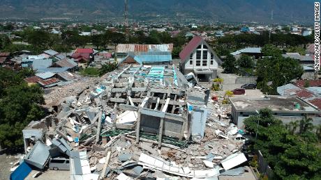 os restos de um edifício Palu após o colapso após o terremoto.