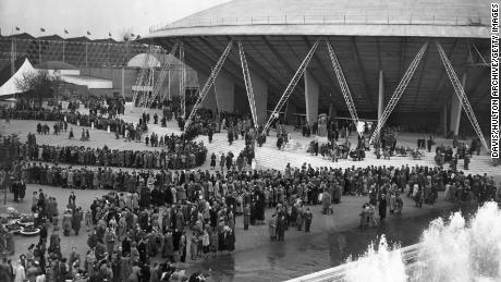 Crowds queue at London&#39;s South Bank in 1951 to enter the Festival of Britain for the opening ceremony.