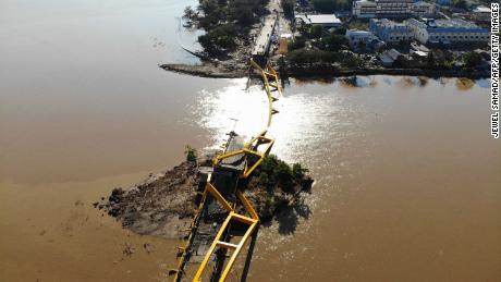 en annan scen av förödelse i Palu. Hem, företag och fordon längs kusten tvättades bort av våldsamma tsunamivågor. Vägar och broar förstördes.