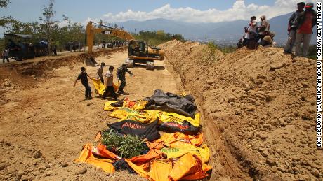 Les corps sont transportés dans une fosse commune à Paluapos, dans le village de Balaroa, le 1er octobre.