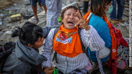egy nő gyászol paluban október 2-án, kedden, miután kiderült, hogy rokonai meghaltak a földrengésben.
