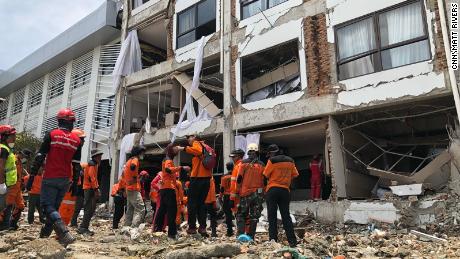 Indonesia tsunami: Tears and hope amid the rubble as aid arrives