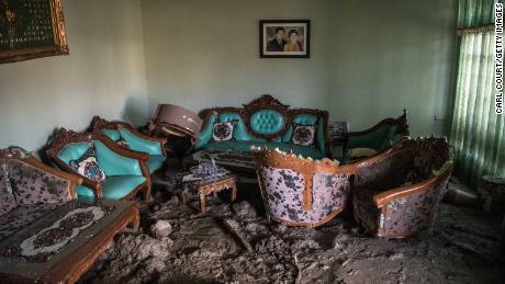 mobilierul stă parțial scufundat în noroi într-o casă Palu pe 4 octombrie.