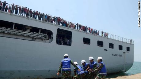 soldados indonésios em Makassar preparam-se para receber um navio militar com evacuados em 4 de outubro.