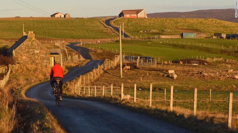 Agora todos os 10 das Ilhas Shetland & # 39;  cirurgias públicas agora terão um calendário e folhetos listando passeios e atividades.