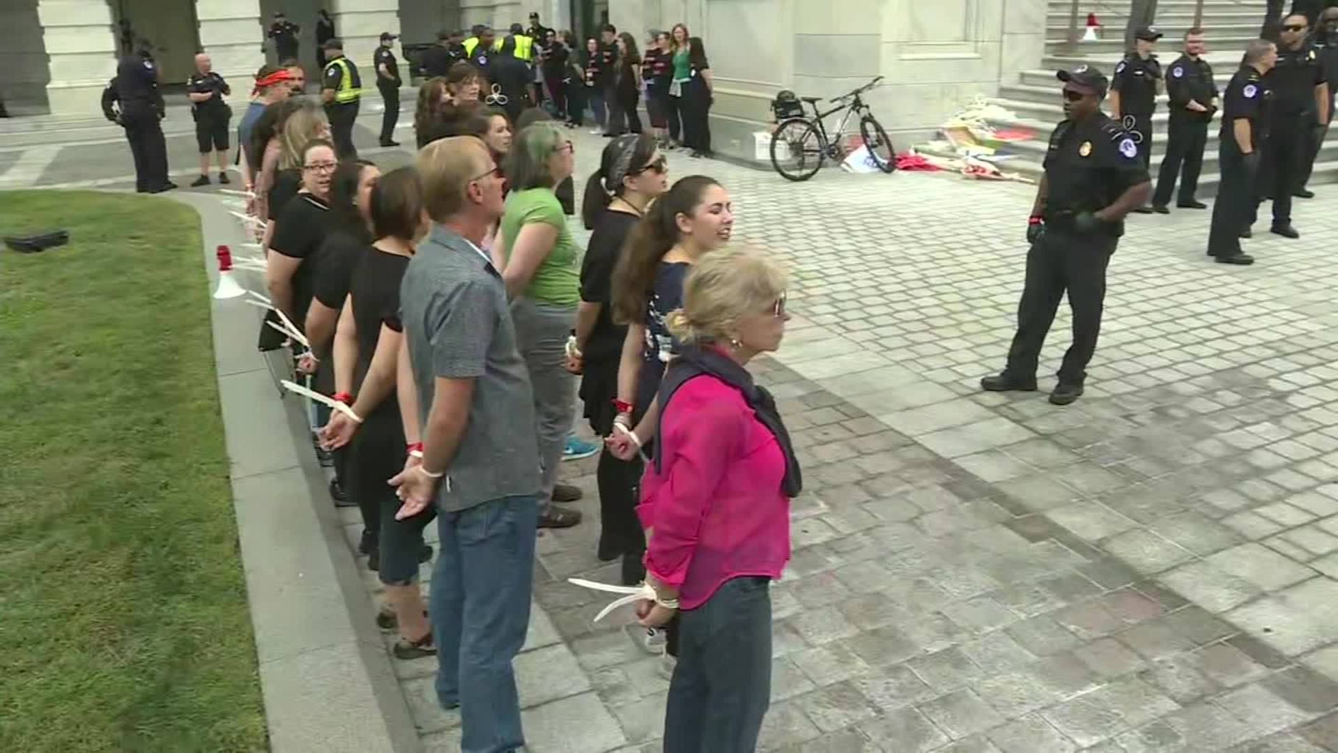 Manifestantes en contra de Brett Kavanaugh son arrestados en las afueras  del Capitolio - CNN Video