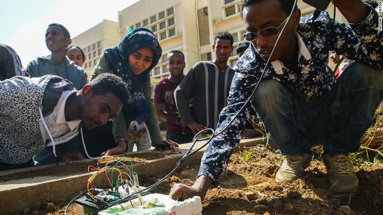 & quot; Solve TI & quot;  os estudantes testam seu trator AI na Universidade de Mekele, no norte da Etiópia.  Imagem: Thomas Lewton.