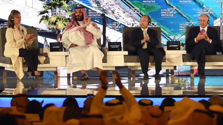 SoftBank首席执行官Masayoshi Son与沙特王储穆罕默德·本·萨勒曼（Shaham Crown Prince Mohammed bin Salman）去年在沙特举行的一次高调投资会议上。