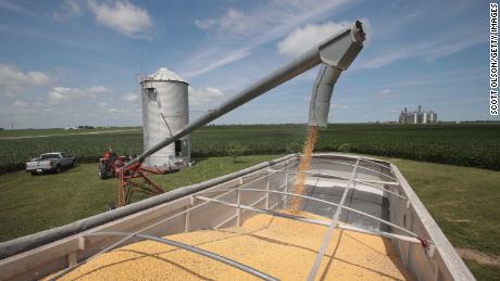 Soybean farmers are still paying for Trump&#39;s trade war 