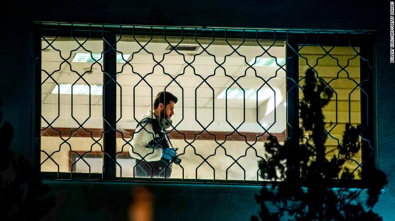 A Turkish forensic police officer works in Saudi Arabia&#39;s consulate in Istanbul on October 15, 2018, during the investigation over missing Saudi journalist Jamal Khashoggi. 
