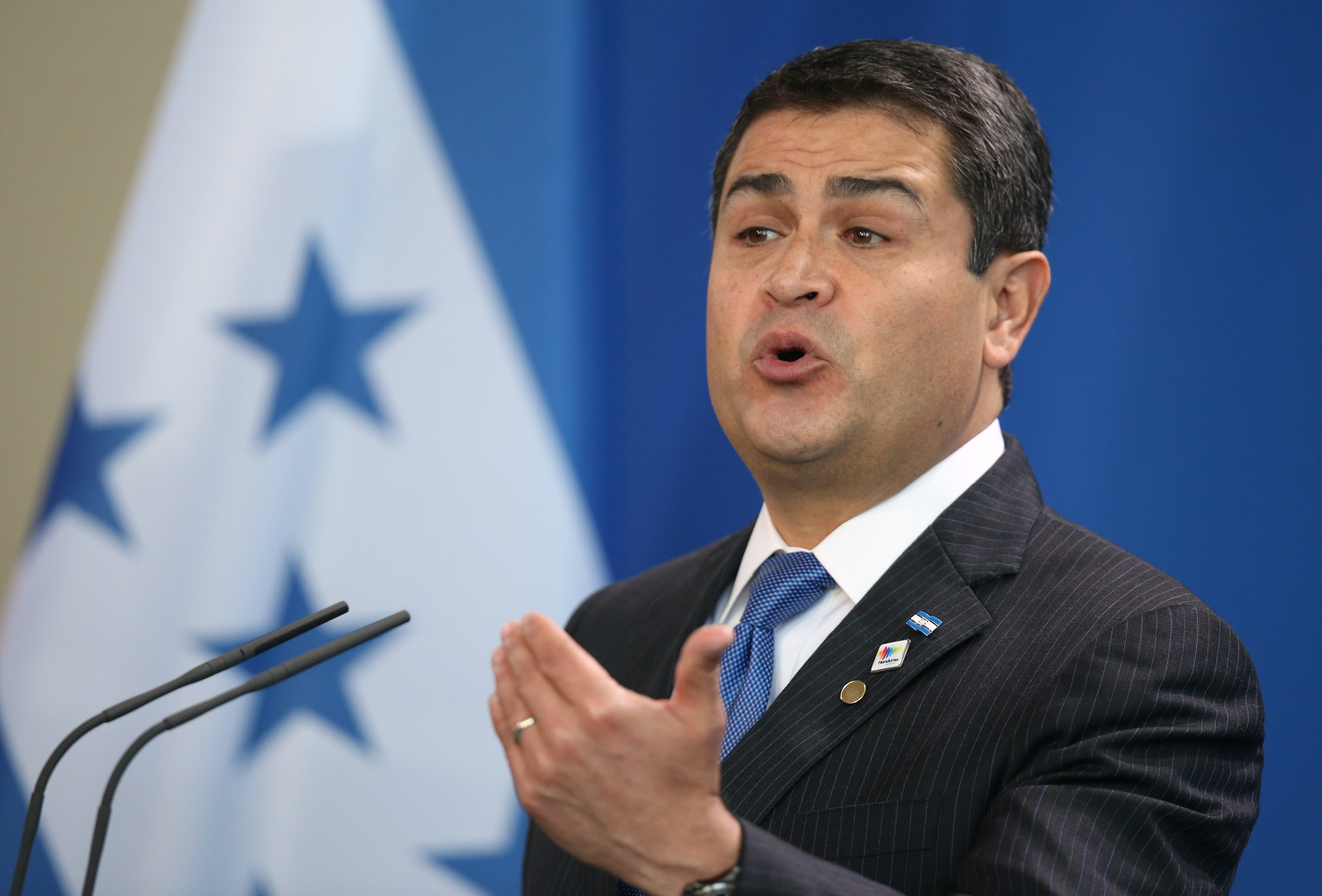 Invitaci n al presidente de Honduras a discutir la situaci n de los migrantes en caravana