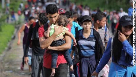 Caravana de migrantes Familias de hondure os duermen en un grader o en Guatemala en su ruta a EE.UU