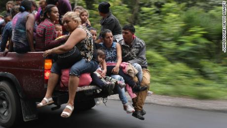 Los obst culos para el avance de la caravana de migrantes hondure os en su sexto d a