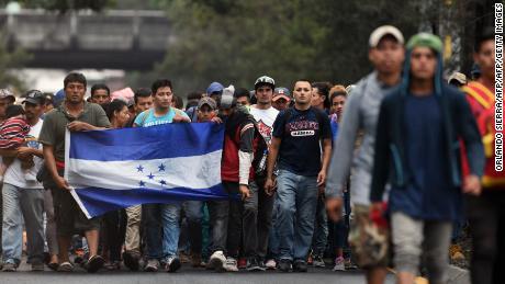 La traves a de la caravana de inmigrantes centroamericanos en Guatemala