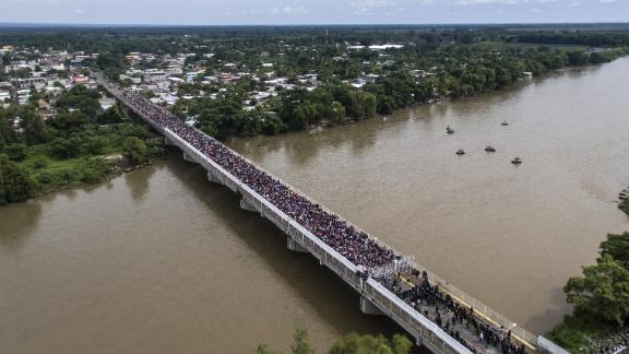 Chaos Erupts As Caravan Reaches Mexico Border Cnn