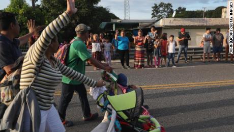 M xico autoridades piden a la caravana de inmigrantes que regularicen sus situaci n migratoria