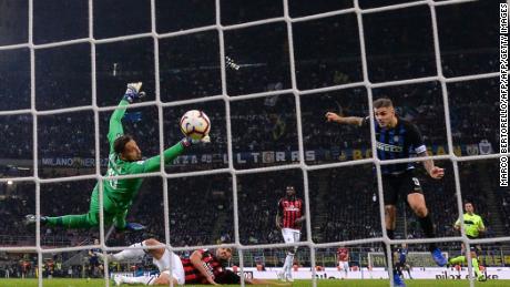 Inter Milan's Mauro Icardi heads in a late winner to beat AC Milan. 