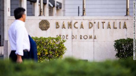 Italian banks are reeling. A budget fight with Europe won&#39;t help 