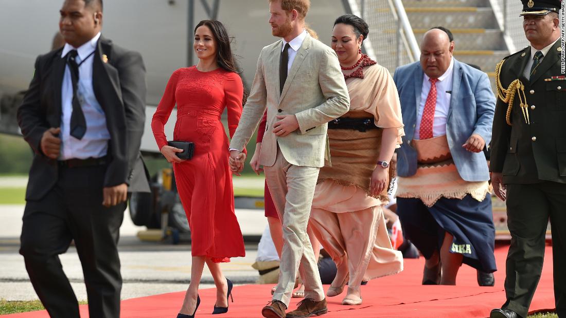Meghan, Duchess of Sussex, seen with tag dangling from dress in Tonga ...