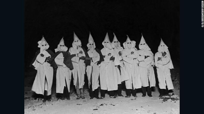 Periódico pide que vuelva el Ku Klux Klan - CNN Video