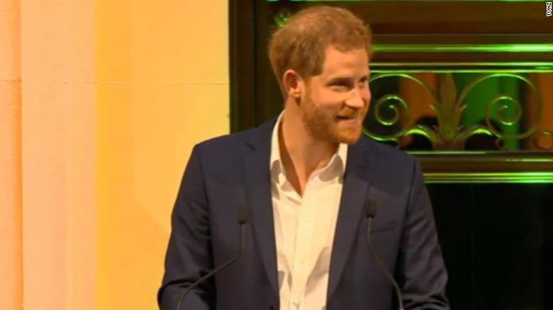 NS Slug: NEW ZEALAND: HARRY GREETS CROWD IN PACIFIC LANGUAGES  Synopsis: The Duke of Sussex greeted a crowd Tuesday night in six different Pacific languages at a reception hosted by Prime Minister Ardern at the Auckland War Memorial Museum.  Keywords: HARRY PACIFIC LANGUAGE ROYALS